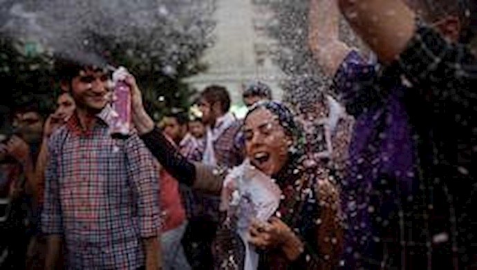 طهران: إصدار أحکام بالجلد والحبس علی المشارکين في فيديو Happy
