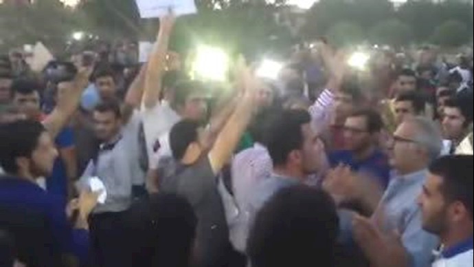 آلاف من اهالي مدينة اهواز يحتجون علی نقل مياه نهر کارون