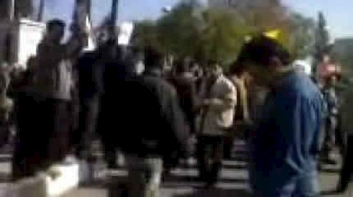 ایران : تجمع احتجاجي لعمال الاتصالات البعيدة في شيراز مقابل ديوان المحافظة