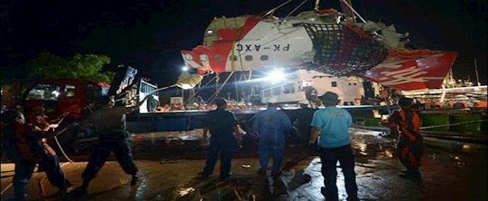 انتشال أحد الصندوقين الاسودين لطائرة "طيران آسيا" المنکوبة