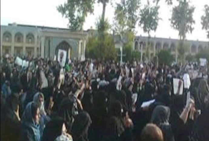 ايران..شيراز- تجمع احتجاجي للعمال مقابل مبنی ديوان محافظة فارس
