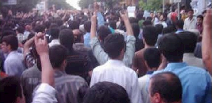 ايران.. تجمع احتجاجي للباحثين عن العمل أمام مکتب المحافظة في مدينة بندرعباس