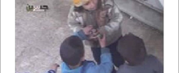 بالفيديو: طفل يطعم أصدقاءه "بقايا خبزة" في الغوطة الشرقية!