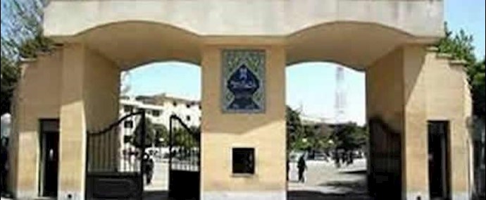 إيران.. احتجاجات الطلاب علی قلة سيارات النقل في باحة الجامعة