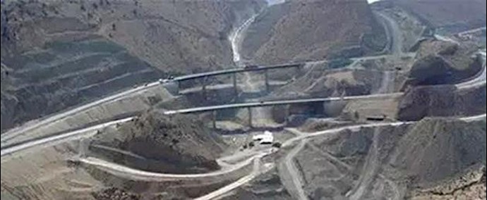 إيران- تحشد احتجاجي لعمال مشروع “باتاوه“ لإنشاء الطرق في مدينة دهدشت