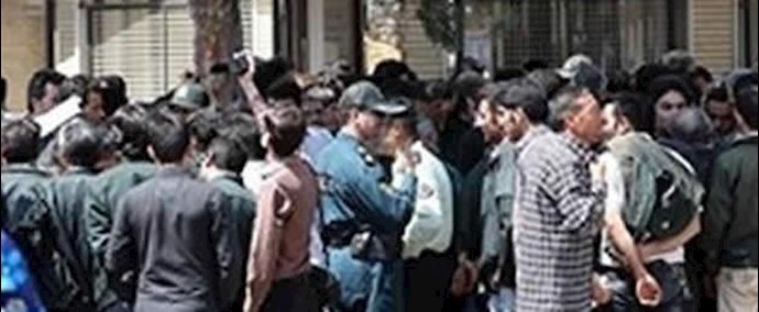 تجمع وإضراب اکثر من 200 من موظفي صهرالحديد المتقاعدين عن العمل في مدينة اصفهان