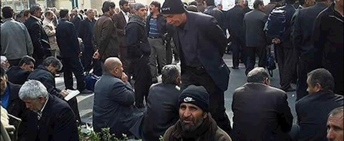 إيران- تجمع احتجاجي لعمال مفصولين عن العمل لمصنع «راک سراميک» بمدينة «شهرضا» في محافظة 
«إصفهان»