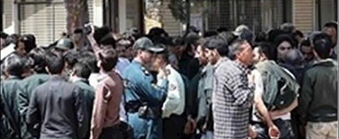 ايران.. تجمع و اعتصام اکثر من 200موظف متقاعد لمعمل” صهر الحديد” في مدينة اصفهان