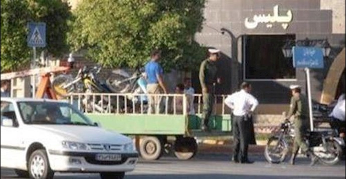 إيران..هجوم عنيف للقوات القمعية للنظام الإيراني علی سواق دراجات نارية ذات رکاب في محاولة لابتزازهم