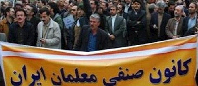 معلمو إيران يوقعون عريضة 13 متراً: نعيش تحت خط الفقر