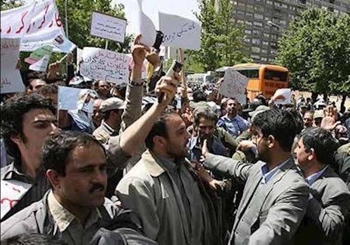 ايران.. تجمع احتجاجي لمجموعة من عمال مصنع ”رنکين نخ” بمدينة سمنان