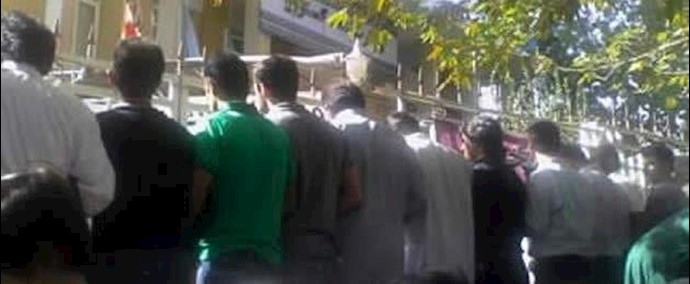إيران.. طهران- تجمع احتجاجي لموظفي دائرة حماية البيئة في محافظة إيلام أمام برلمان النظام الإيراني