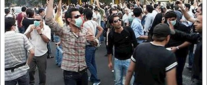 طهران.. اشتباک شباب راکبي الدراجات النارية مع قوی الامن الداخلي القمعية