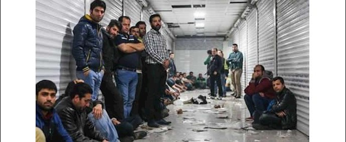 مداهمة وحشية يقوم بها رجال القمع للنظام الإيراني علی محال في مجمع علاء الدين بالعاصمة طهران