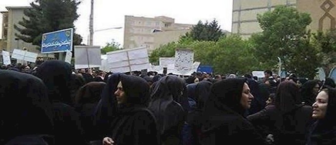 ايران.. تجمع احتجاجي لعوائل السجناء السياسيين وامهات شهداء الإنتفاضة أمام سجن ايفين