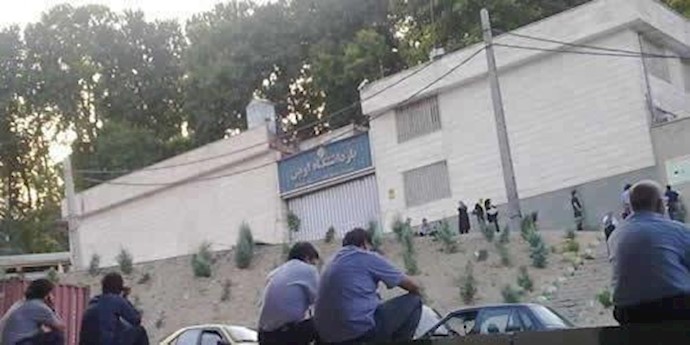 ايران.. تجمع احتجاجي لأمهات السجناء السياسيين وشهداء الانتفاضة مقابل سجن ايفين