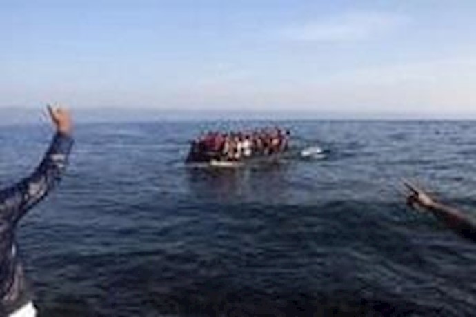 الشرطة اليونانية تضبط شبکة لتهريب المهاجرين وتعتقل 12 شخصا