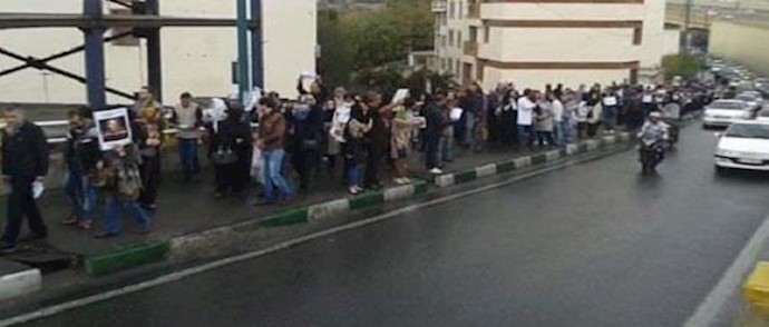 بقاء اربعة من المحتشدين المحتجين أمام سجن ايفين قيد الاعتقال علی أيدي وزارة المخابرات لحد الآن