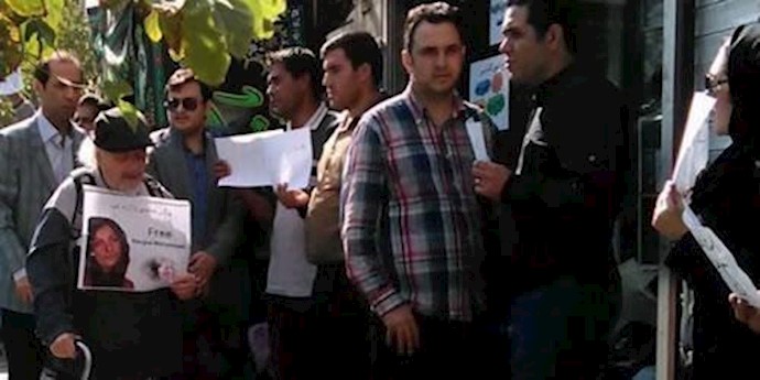 تجمع احتجاجي لمدافعي حقوق الإنسان وعوائل الشهداء والسجناء السياسيين بطهران