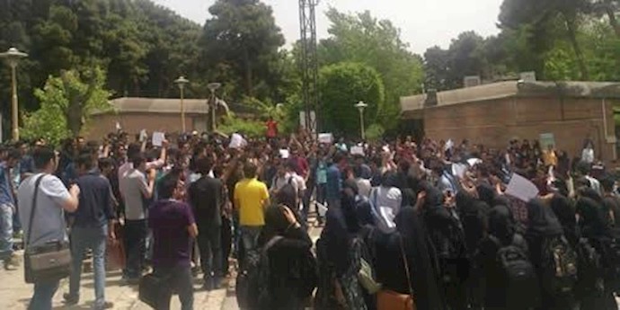 طهران – تجمع احتجاجي للطلاب المستفيدين من المنح الدراسية