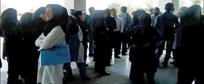 احتجاج واضراب عن العمل في عدة مدن إيرانية