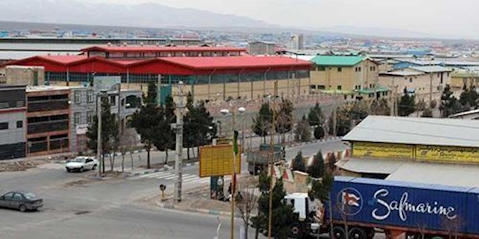 مدينة ”کرج” الإيرانية.. اضراب عمال معمل إنتاج القطع الفولاذية