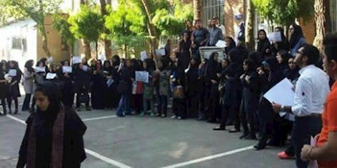 طهران.. احتجاج طلاب التمريض