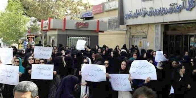 تجمع احتجاجي لمعلمي مدينة مشهد بمناسبة يوم المعلم العالمي