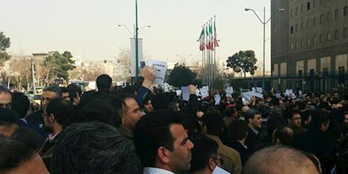 تجمع المعلمين في مدينتي طهران وهمدان مطالبين بالإفراج عن المعلمين المسجونين