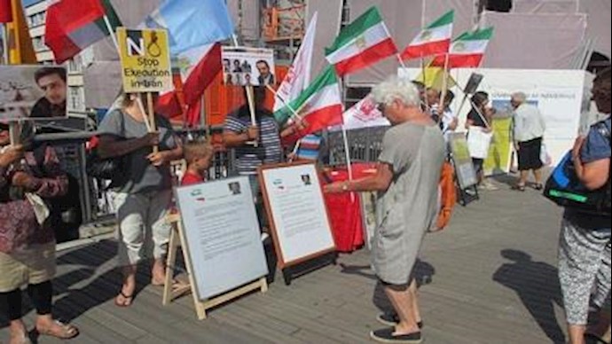معارضون ايرانيون يتظاهرون في ستوکهولم للتنديد بسياسات نظام ايران القمعية