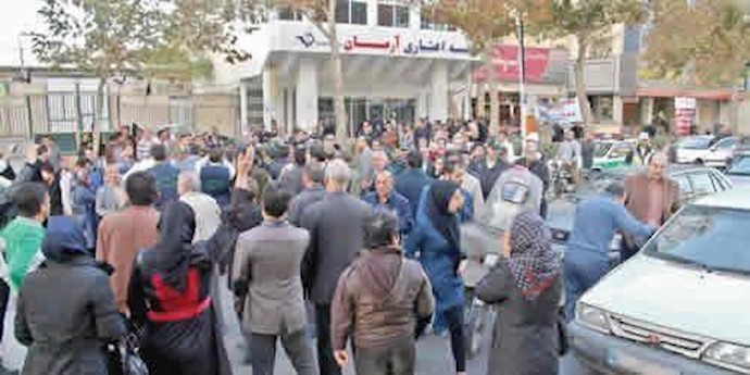 إيران.. تجمع احتجاجي لمتضرري الأموال لمؤسسة ”آرمان” النهابة واقتحام قوی الأمن الداخلي في مدينة ”مشهد”