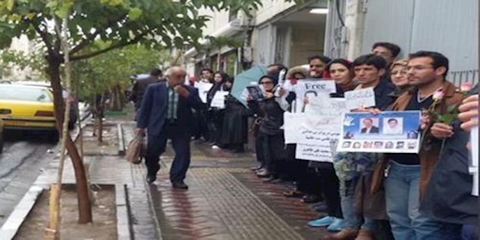تحشد عوائل السجناء السياسيين وذويهم في ساحة ونک بمدينة طهران