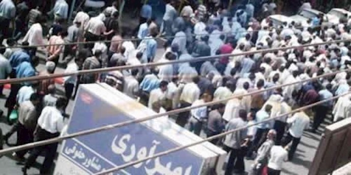 طهران.. إضراب عاملين وعمال معمل بهمن لإنتاج السجائر
