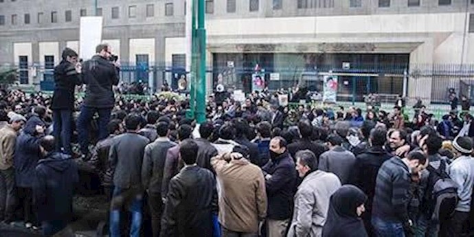 طهران:تجمع احتجاجي لأعضاء منظمة صندوق الدعم و التقاعد أمام برلمان الملالي