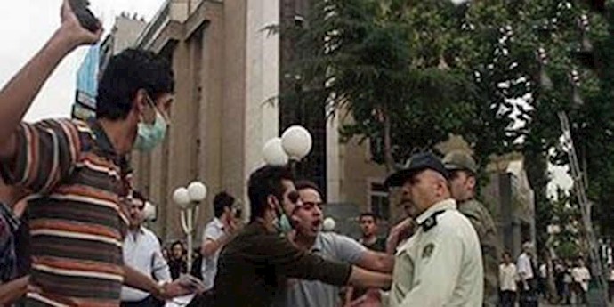 طهران.. تنبيه رجال البلدية من قبل الشباب في ساحة «انقلاب»