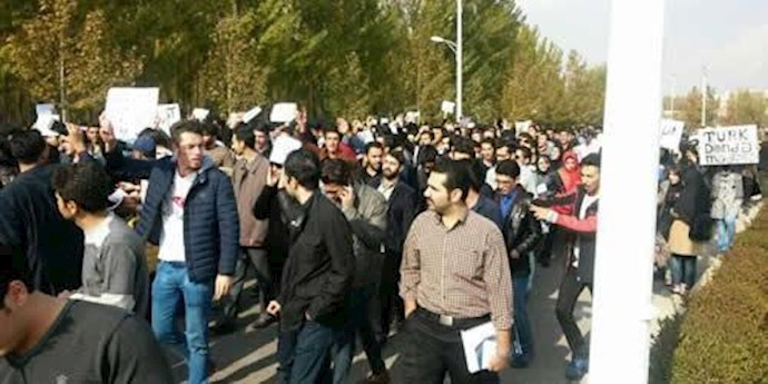 الإحتجاج علی إساءة الملالي إلی المواطنين الأذريين يسود کلا من مدن تبريز واروميه وزنجان واردبيل