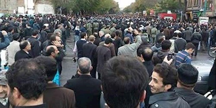 مدينة تبريز.. الشباب الغاضبون يتحدون اطلاق الغاز المسيل للدموع برشق العملاء بالحجارة