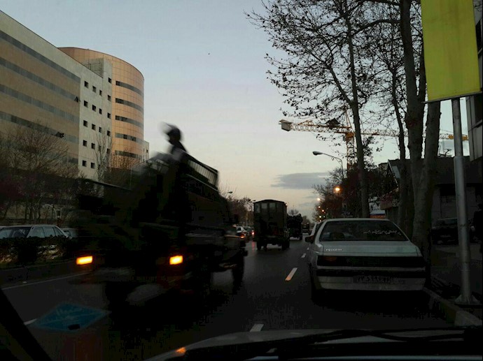 تجمع احتجاجي المغبونين في مدينة مشهد رقم 3: النظام ينشر قوات مکافحة الشغب بأعداد کبيرة للتصدي للمجتمعين وقطع طريقهم نحو مبنی المحافظة +فيديو