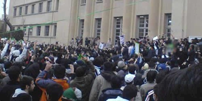 خوف عضو هيئة الرئاسة لمجلس خبراء النظام من احتجاجات يوم الطالب ( 7 کانون الأول): اليوم مثيرو الفتن يسعون للتوغل في الجامعات