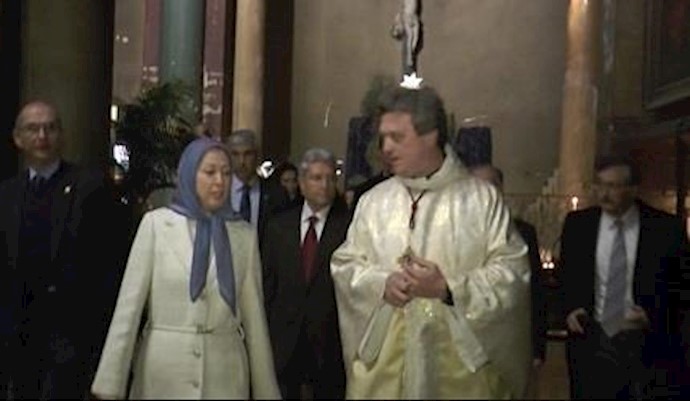 مريم رجوي في مراسيم قداس عيد ميلاد عيسی المسيح في کنيسة سان جيرمان دبره بباريس