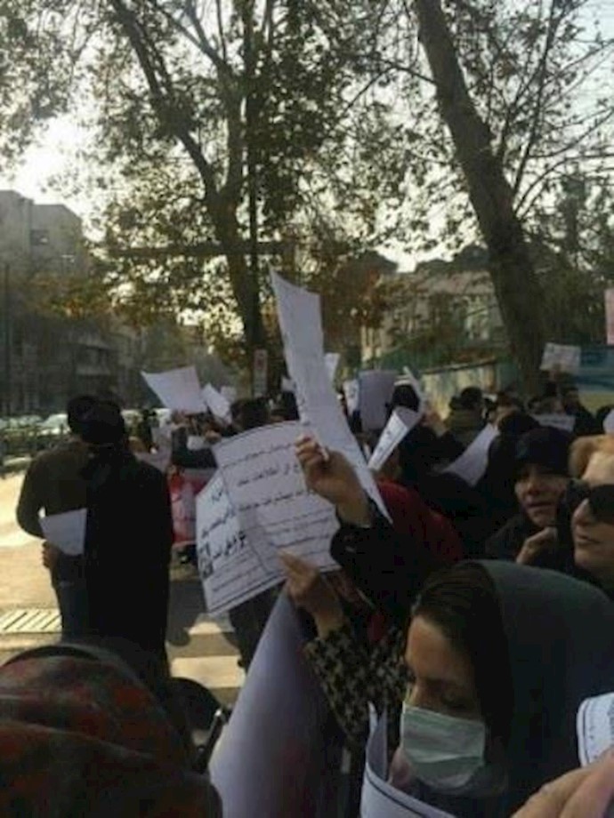 بالصور.. تجمع احتجاجي لمتضرري الأموال لمؤسسة ”بديدة شانديز” في طهران ورفعهم شعارات ضد الحکومة+ صورة