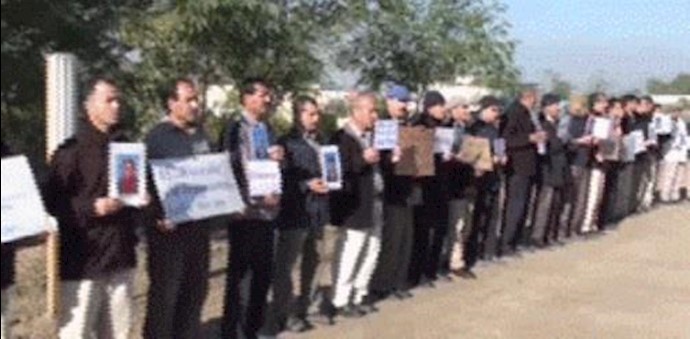 سکان مخيم ليبرتي في وقفة احتجاجية