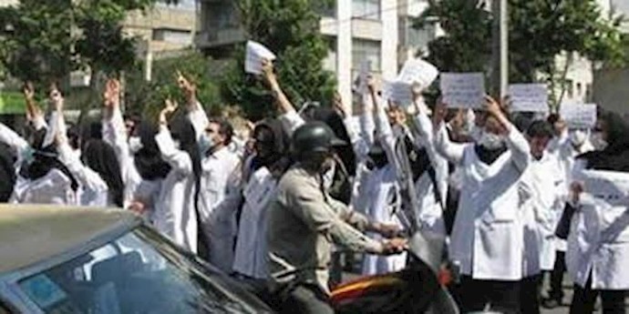 إيران.. احتجاج طلاب کلية التمريض في مدينة «ميبد» علی خطط وزارة الصحة