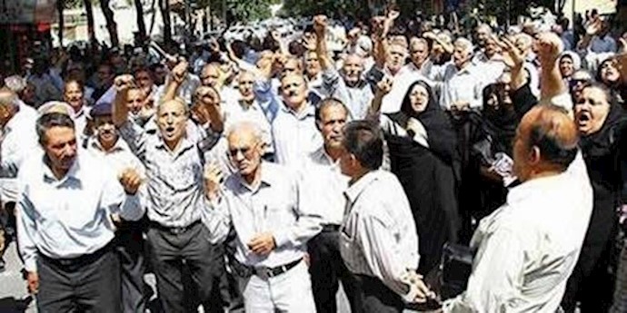 إصابة عاملين کادحين بنوبة قلبية خلال تجمع احتجاجي لعمال متقاعدين شرکة صلب إصفهان في طهران