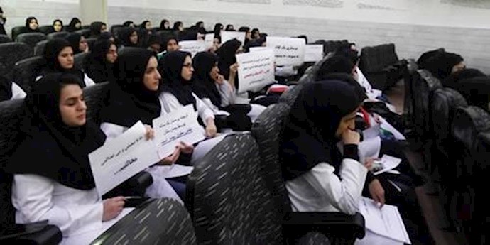 تجمع احتجاجي لطلاب وأساتذة التمريض في بيرجند
