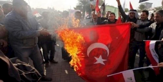 أنقرة تتهم "المالکي" بالوقوف وراء احراق العلم الترکي وتأجيج الشارع العراقي ضدها