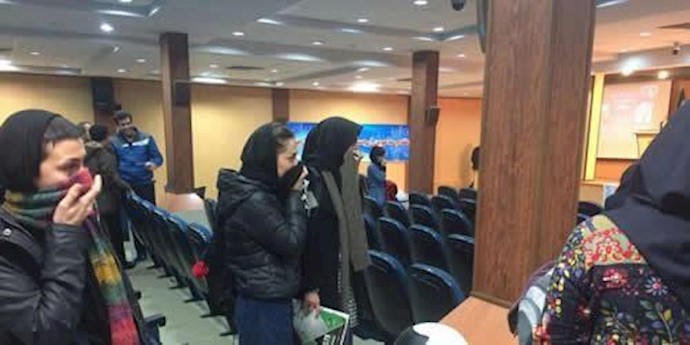 تجمع طلاب جامعة علامة طباطبائي في طهران وإطلاق الغاز المسيل للدموع من قبل ميليشيات الباسيج