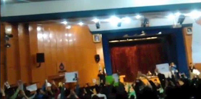 رفع شعار «الموت للاستبداد» و «لا نريد إصلاحات وهمية» في جامعة العلم والصناعة بطهران