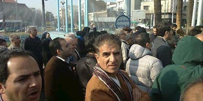 طهران.. وقفة إحتجاجية لباعة الأثاث المنزلي في طهران أمام مکتب الملا روحاني