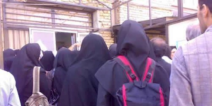 إيران.. شعار الطلاب في همدان: اکتشفوا قاتل سحر!
